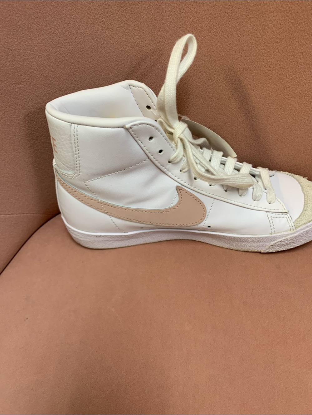Nike blazer mid 77 White High-Top Sneaker with pink Swoosh - Picture 4 of 6